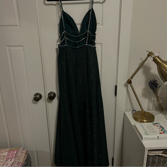 Formal green dress - Picture 6 of 8